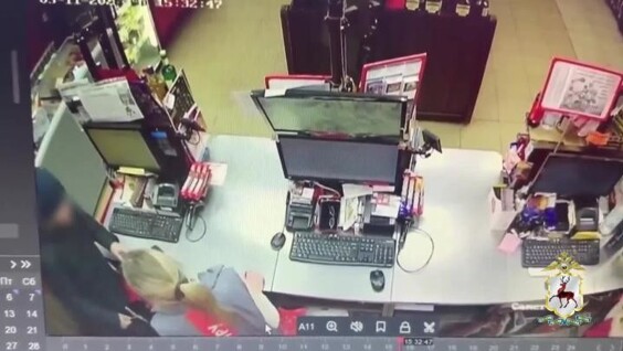 
        Мужчина расстроился из-за неработающей канатной дороги, напился и&nbsp;пошёл грабить магазин    