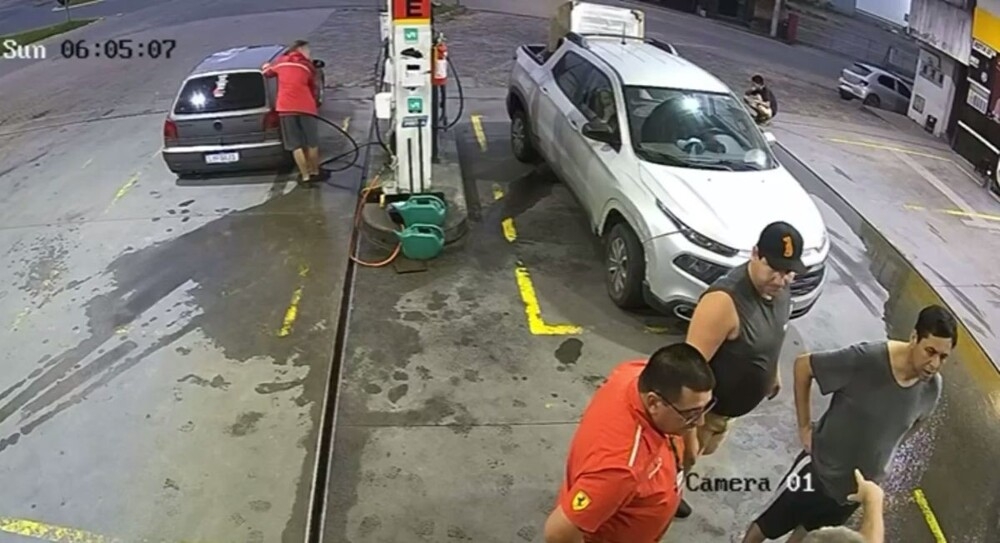 Мужчина пытался спалить заправку в Бразилии
Мужчина пытался спалить заправку в Бразилии