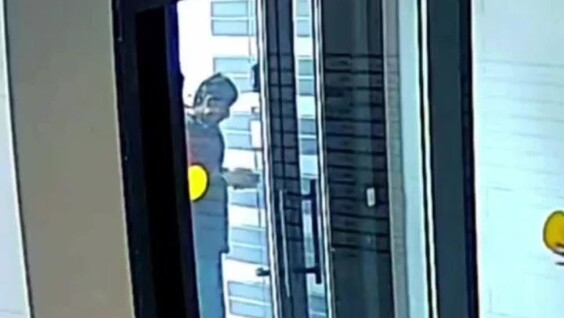 
        Мужчина оторвал дверную ручку при&nbsp;попытке попасть в&nbsp;подъезд    