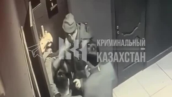 
        Двух мужчин застали в&nbsp;женском туалете и&nbsp;избили    