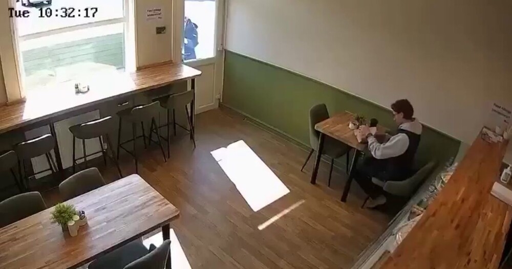 
        Неожиданное нападение на&nbsp;посетителя кафе в&nbsp;Англии    