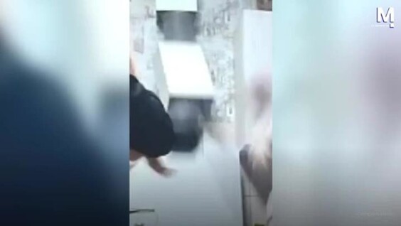 
        Попытка снять кошку со&nbsp;шкафа закончилась неожиданным финалом    