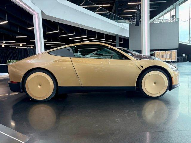 Первый серийный электрокар без руля и педалей от Tesla Cybercab: он стоит как Lada Vesta