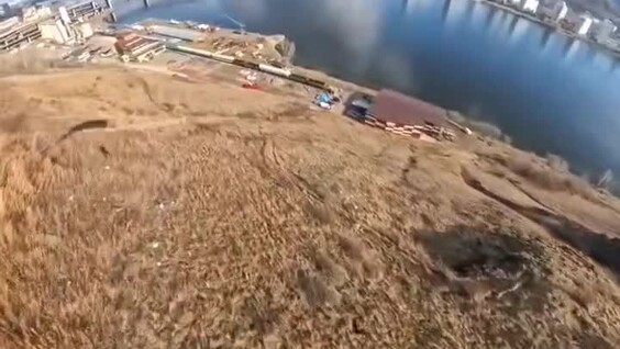 
        Мужчина прыгнул с&nbsp;парашютом с&nbsp;балкона многоэтажки    