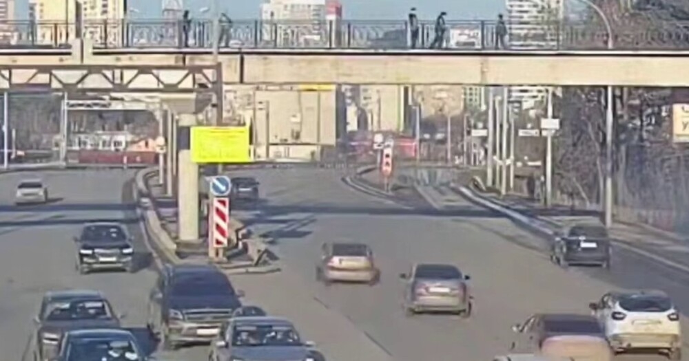 
        Школьники скинули самокат на&nbsp;автобус    