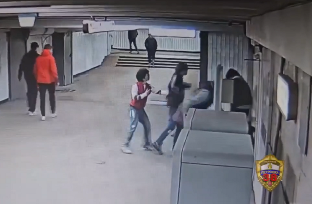 
        Подростки с&nbsp;ножом напали на&nbsp;двух людей в&nbsp;подземном переходе в&nbsp;Москве    