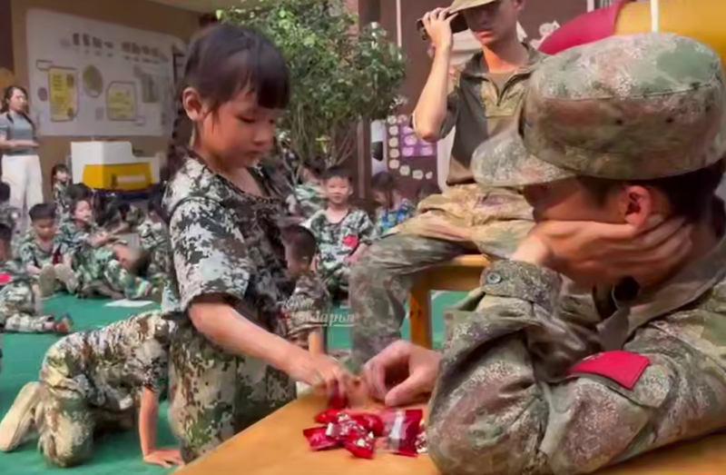 
        Девочка обыграла инструктора в&nbsp;серии игр&nbsp;&laquo;камень-ножницы-бумага&raquo; в&nbsp;детском саду    