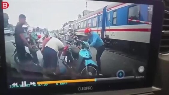 
        Это&nbsp;могло закончиться трагедией &mdash; безумец на&nbsp;мотоцикле и&nbsp;поезд    