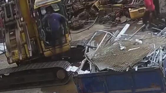 
        Неудачный манёвр на&nbsp;свалке металлолома    