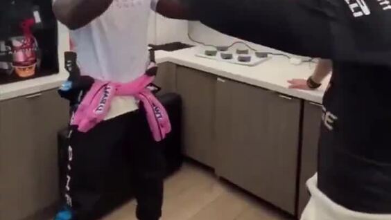 
        Игрок американского футбола и&nbsp;пилот Формулы 1&nbsp;демонстрируют невероятные рефлексы    