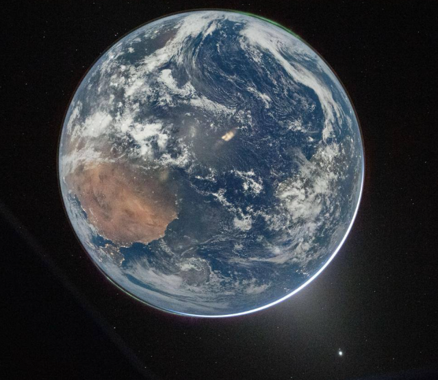 NASA опубликовало новые снимки космоса, включая редкое лунное затмение с обратной стороны Луны (10 фото)