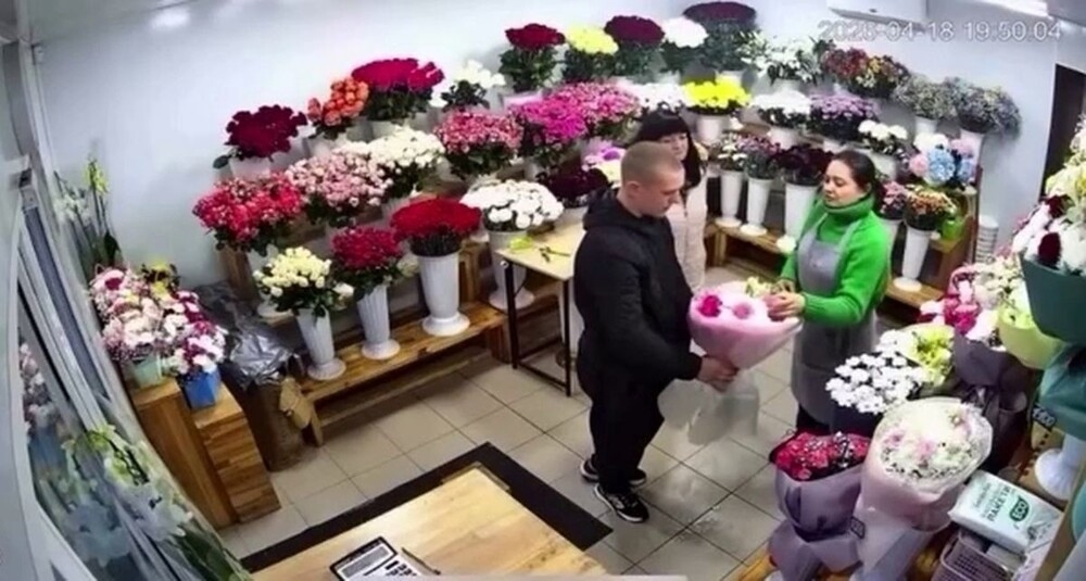
        Парень похитил букет из&nbsp;цветочного магазина    