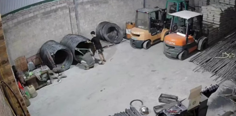 
        Большие катушки с&nbsp;проволокой упали на&nbsp;ноги работнику    