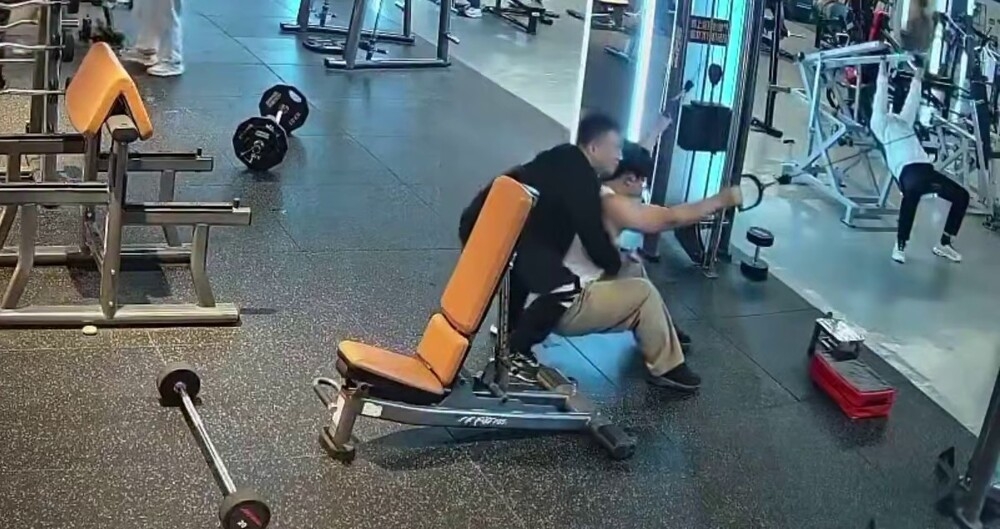 
        Сказочные посетители тренажерного зала    