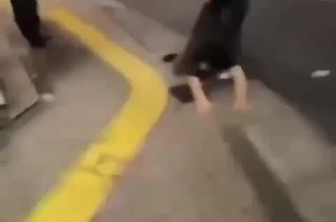 В Японии мужчина силой доставил правонарушителя в полицию
В Японии мужчина силой доставил правонарушителя в полицию