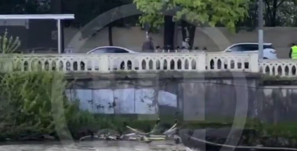 
        Мужчина выкинул электросамокаты в&nbsp;реку в&nbsp;Сочи    