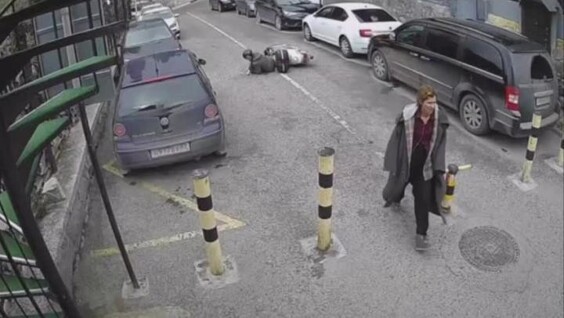 
        В&nbsp;Крыму невменяемая особа толкнула женщину на&nbsp;мопеде и&nbsp;оскорбила Президента    