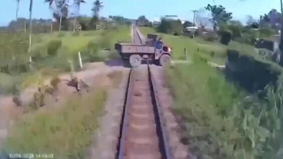 Неудачное место: поезд снес грузовик на железнодорожном переезде
Неудачное место: поезд снес грузовик на железнодорожном переезде