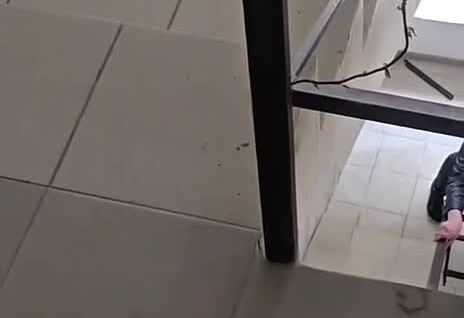 
        Неожиданный прыжок наркомана в&nbsp;подъезде    