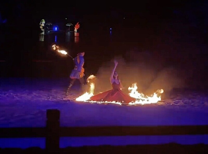 
        Во&nbsp;время шоу&nbsp;танцовщица загорелась и&nbsp;прыгнула в&nbsp;воду    