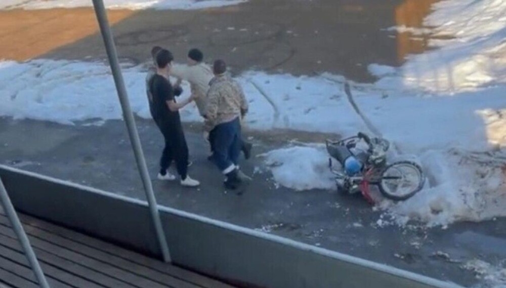 
        На&nbsp;Урале учитель ударил по&nbsp;лицу школьника в&nbsp;попытке защитить спортивный стадион    