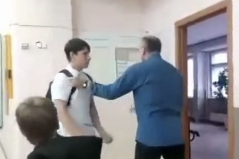 
        В&nbsp;Кузбассе оскорбление учителя закончилось для&nbsp;ученика дракой с&nbsp;педагогом    