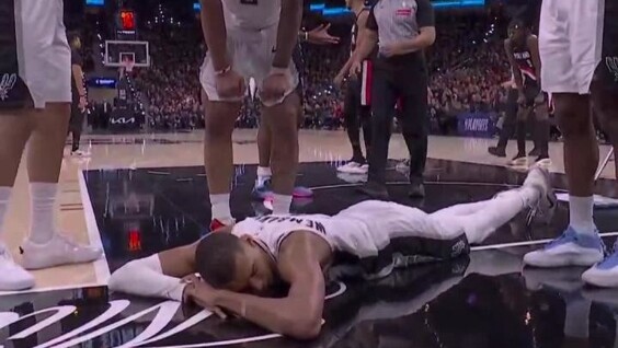 
        Баскетболист дважды ударился головой во&nbsp;время падения    