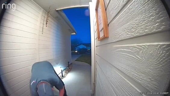 Пожилой курьер купил напиток клиентам и прославился в сети
Пожилой курьер купил напиток клиентам и прославился в сети