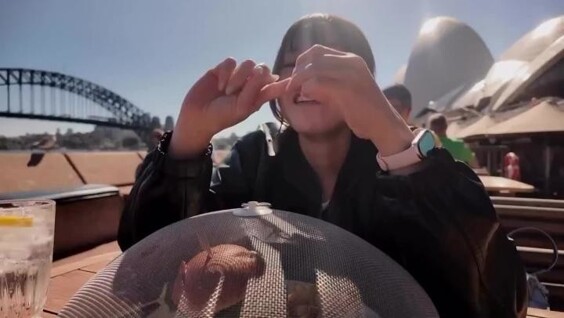 
        Девушка показала, зачем в&nbsp;кафе используют сетчатые крышки для&nbsp;еды    