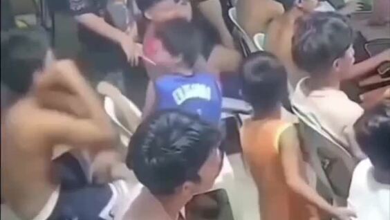 
        Задира получил отпор после нескольких секунд провокаций    