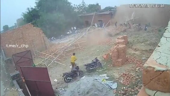 
        Стена упала на&nbsp;рабочих в&nbsp;Индии    