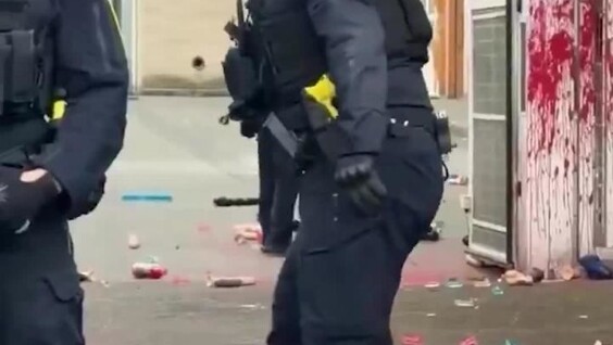 
        Американские силовики пинают фаллоимитаторы на&nbsp;работе    