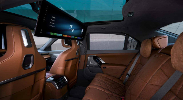 Новая BMW 7-й серии: гибриды, &laquo;электрички&raquo; и 31-дюймовый экран в потолке