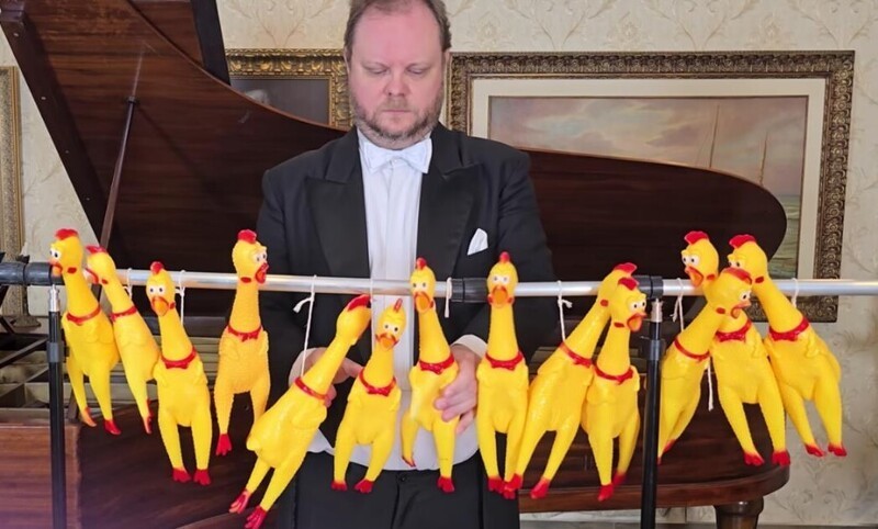 
        California Dreamin&rsquo; на&nbsp;резиновых курицах &mdash; это&nbsp;нужно услышать    