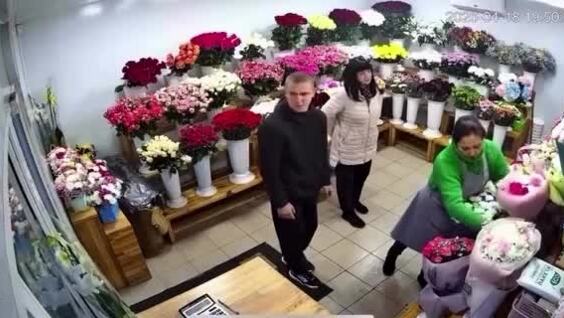 
        Парень похитил букет из&nbsp;цветочного магазина    