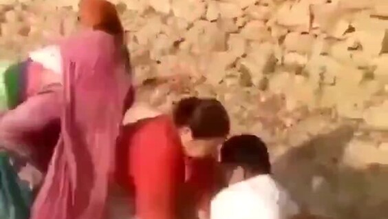 
        В&nbsp;Индии группа женщин избила мужчину из-за спора о&nbsp;дороге    