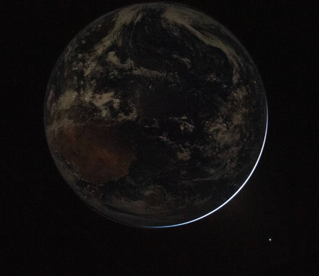 NASA опубликовало новые снимки космоса, включая редкое лунное затмение с обратной стороны Луны (10 фото)