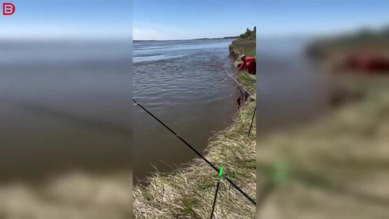 
        Участок берега рухнул под&nbsp;рыбаком    