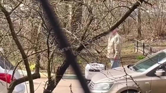 
        "Оставь его&nbsp;в&nbsp;покое!": житель Одинцово перевернул робота‑курьера &laquo;Яндекса&raquo;    