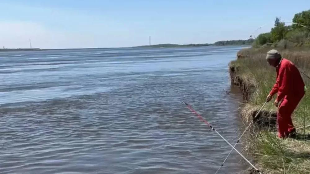 
        Участок берега рухнул под&nbsp;рыбаком    