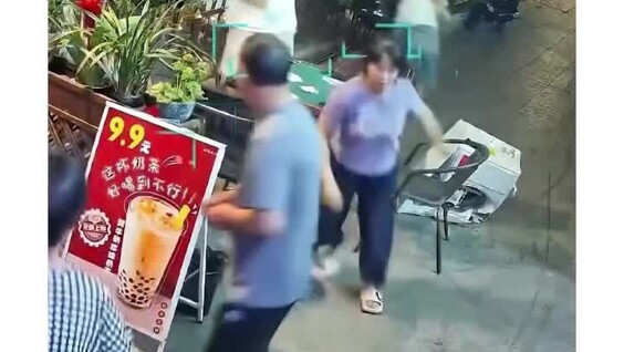 
        Женщина чудом избежала удара упавшего кондиционера во&nbsp;время игры в&nbsp;карты    