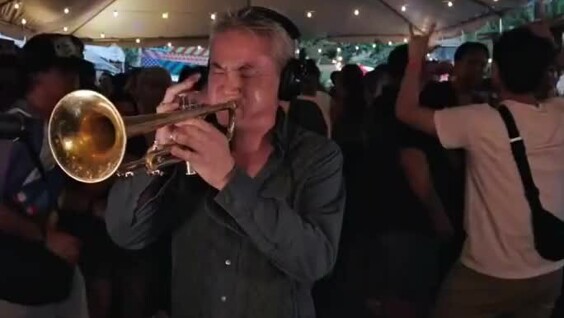 
        Музыкант в&nbsp;Нью-Йорке совмещает диджей-сеты и&nbsp;игру на&nbsp;трубе    