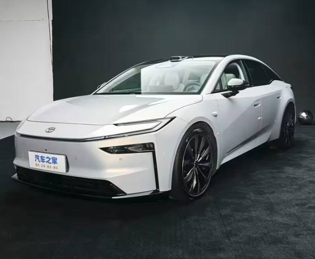 Toyota представила доступный электроседан с запасом хода до 700 км