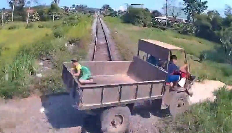 Неудачное место: поезд снес грузовик на железнодорожном переезде
Неудачное место: поезд снес грузовик на железнодорожном переезде