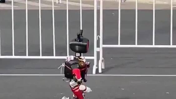 
        Миниатюрный робот прославился после забега    