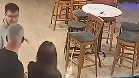 
        Разъярённый муж&nbsp;ударил незнакомца, приставшего к&nbsp;его&nbsp;жене    