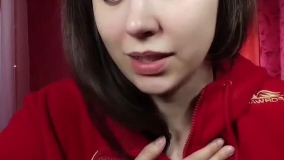 Девушка гордится мужем, который работает грузчиком
Девушка гордится мужем, который работает грузчиком