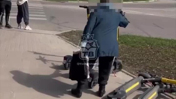 
        &laquo;Её&nbsp;борьба&raquo;: пенсионерка повалила электросамокаты в&nbsp;центре Воронежа    