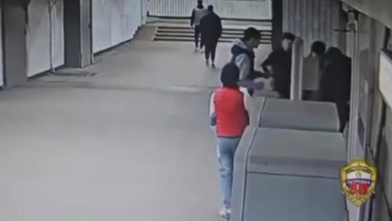 
        Подростки с&nbsp;ножом напали на&nbsp;двух людей в&nbsp;подземном переходе в&nbsp;Москве    