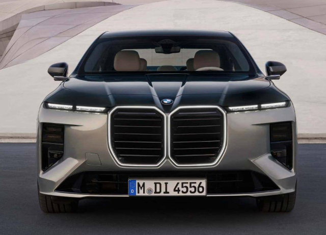 Новая BMW 7-й серии: гибриды, &laquo;электрички&raquo; и 31-дюймовый экран в потолке